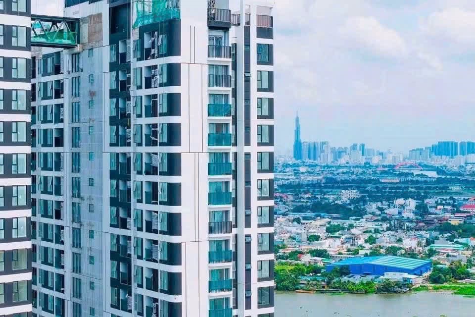 Khu vực sảnh đón sang trọng và hệ thống thang máy tốc độ cao tại The Emerald 68
