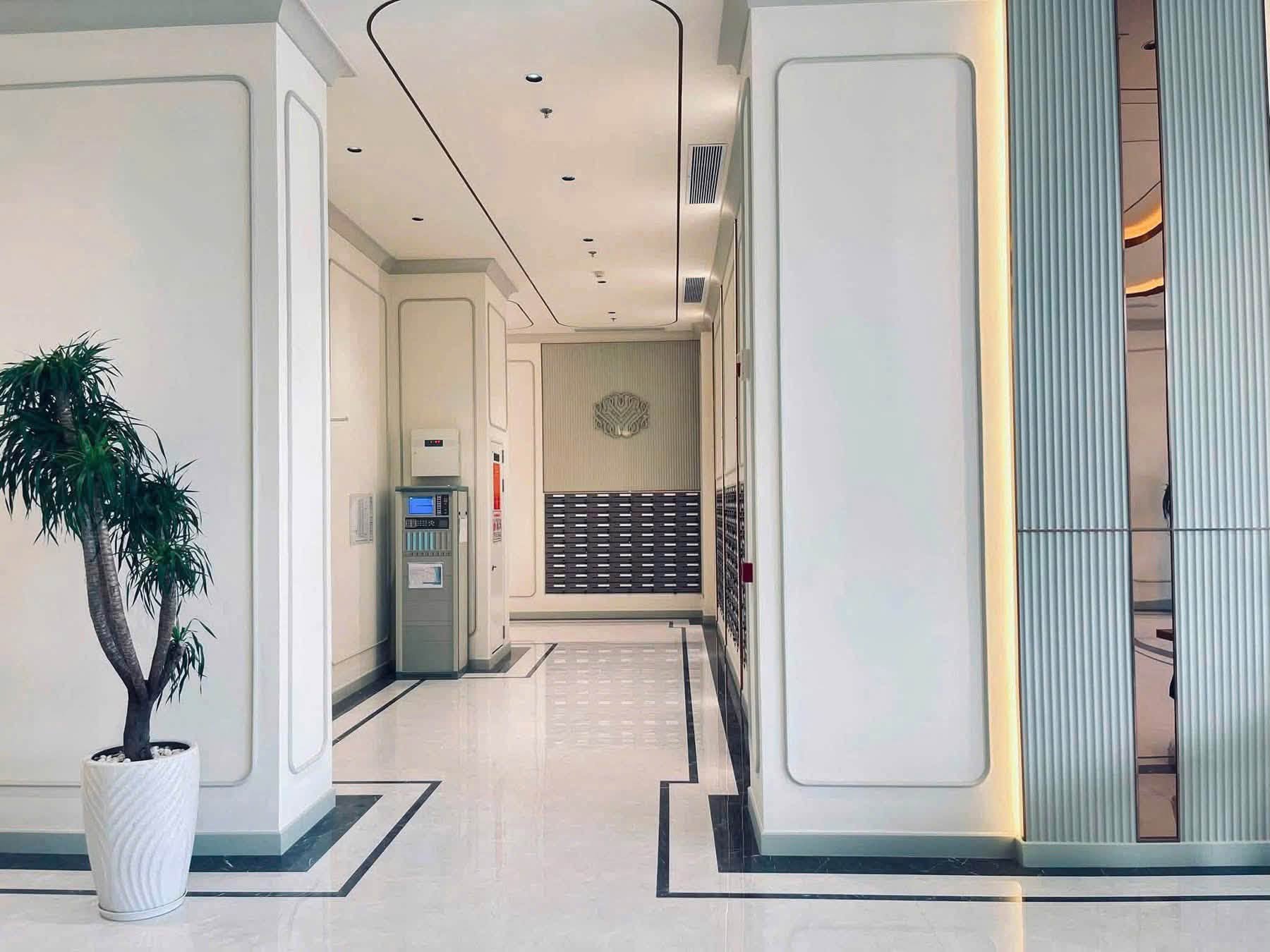 Hồ bơi tràn bờ tầng cao phong cách resort phục vụ cư dân Victoria Village Quận 2