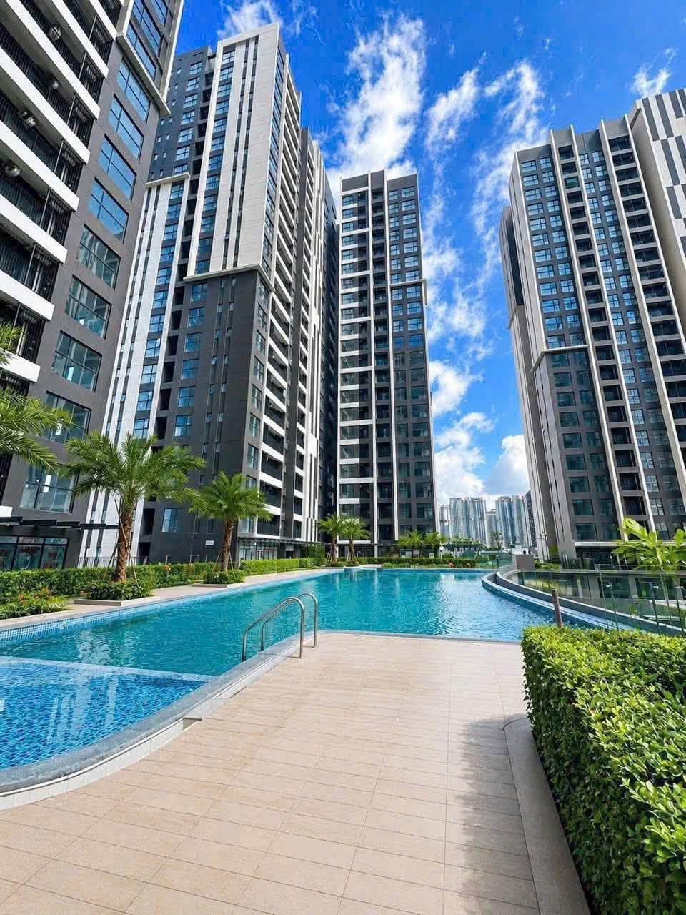 Hồ bơi tràn bờ tầng cao tiện ích cao cấp 5 sao tại Victoria Village Quận 2