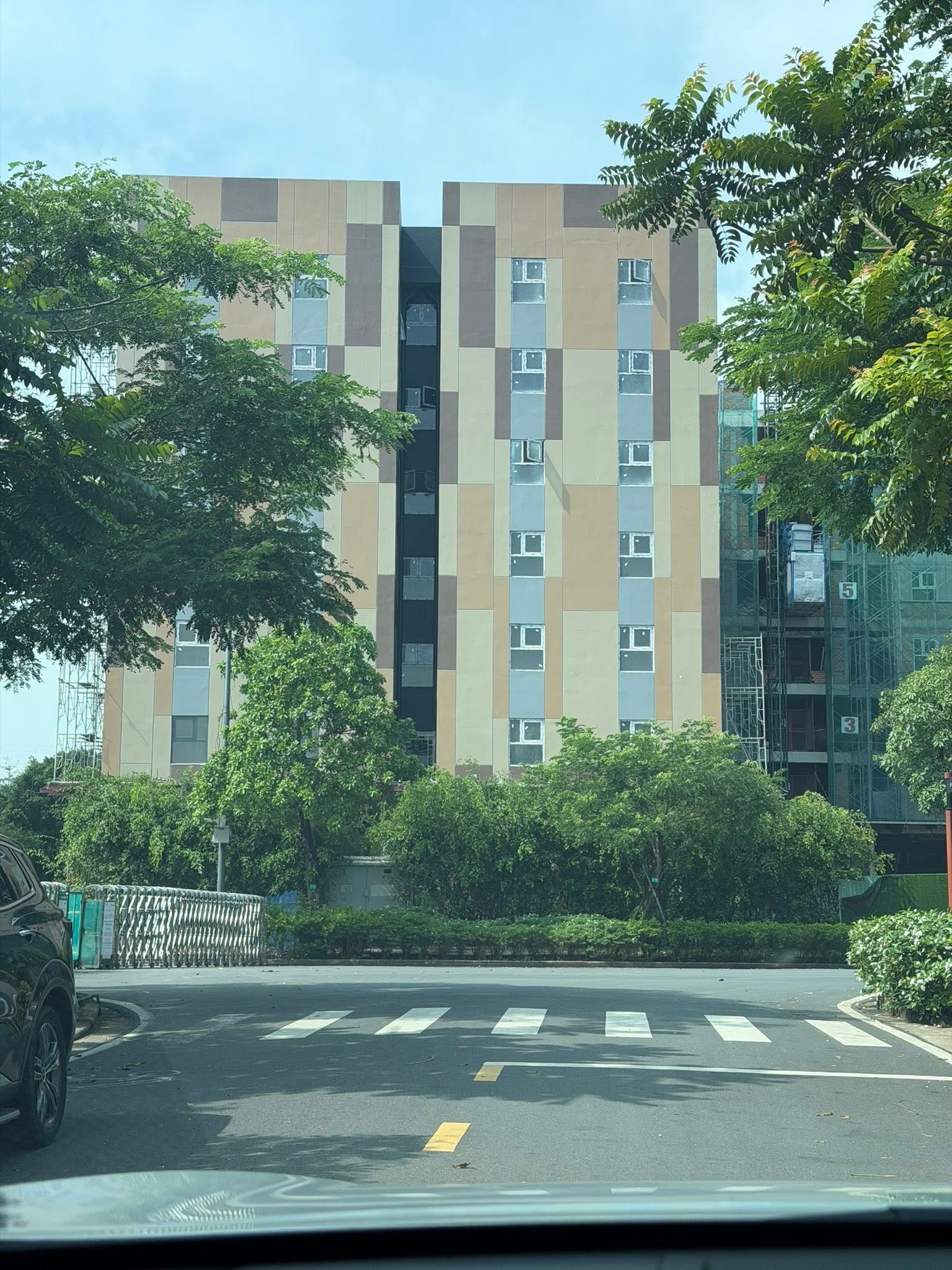 Công nhân thi công hoàn thiện phần thân và sơn ngoại thất tòa nhà iD Town