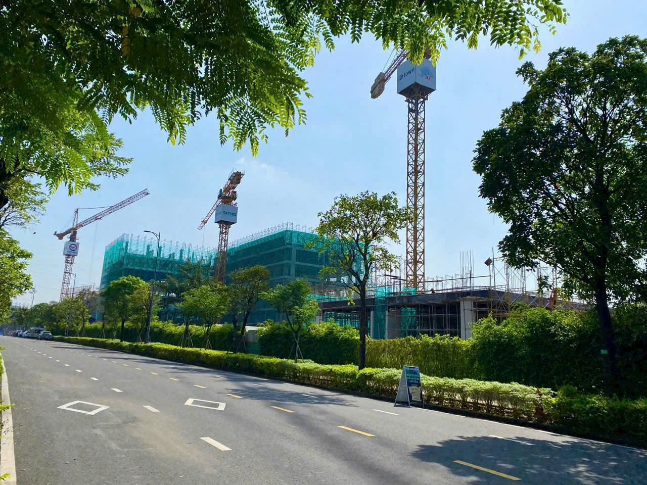 Công tác thi công hệ thống cơ điện ME và lắp đặt cửa sổ kính căn hộ iD Town