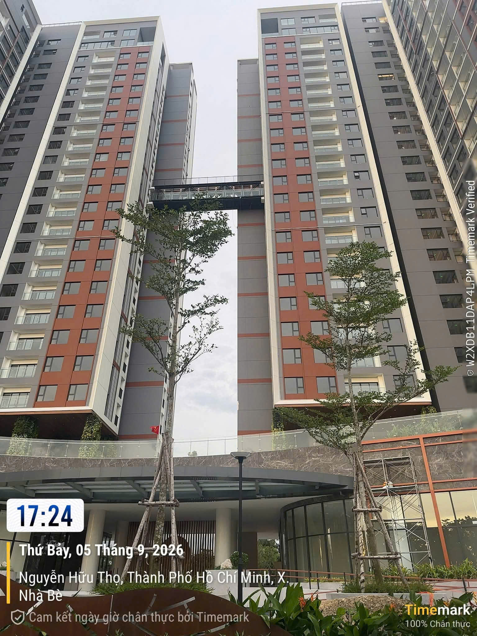 Ảnh thực tế sảnh đón và cầu kính kết nối hai tòa tháp Essensia Sky Nguyễn Hữu Thọ