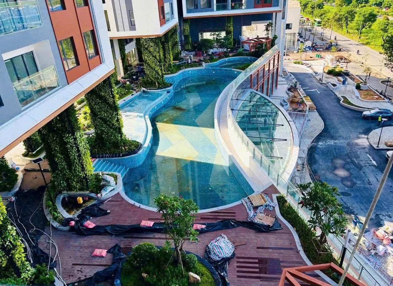 Ảnh thực tế hồ bơi tràn bờ khoáng nóng Onsen độc bản tại Essensia Sky Nhà Bè