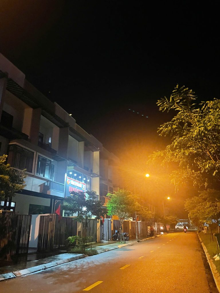 Không gian phòng khách nhà phố Phước Đông cho thuê